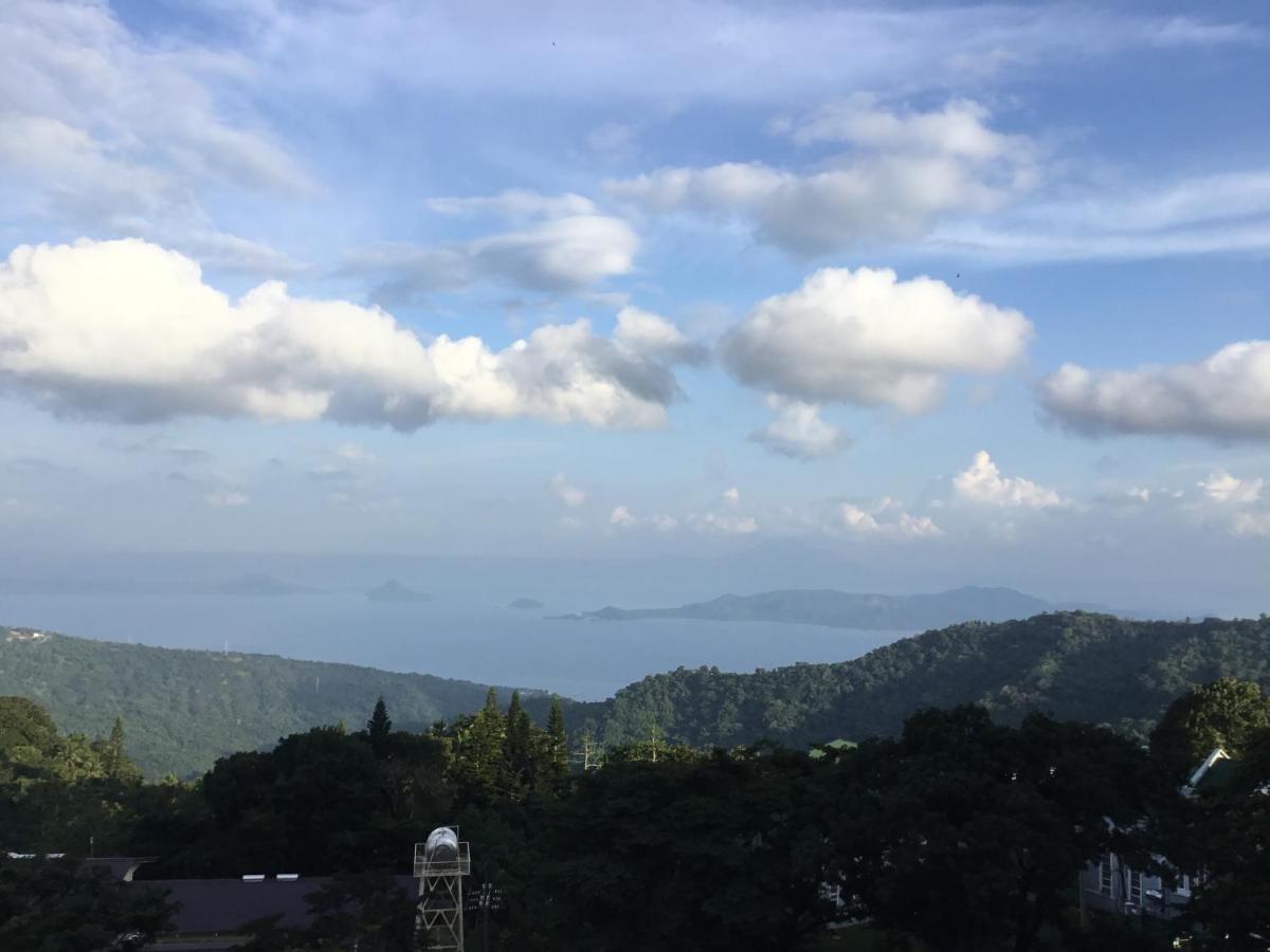 Condominium With Swimming Pool And Viewing Deck Tagaytay City Екстер'єр фото